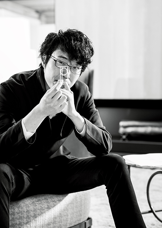<p>El primer diálogo entre Minotti y el diseñador japonés Oki Sato, tiene lugar en 2017.</p>

<p>Poliédrico, poético y original, Oki Sato funda en Tokio en 2002 el estudio de arquitectura y diseño Nendo, donde ejerce el cargo de diseñador jefe. Conocido en todo el mundo por su enfoque multiforme del diseño, que abarca del diseño gráfico al de producto y de la arquitectura a la realización de instalaciones, Oki Sato entra a formar parte oficialmente del equipo de los diseñadores de Minotti en 2018.</p>
